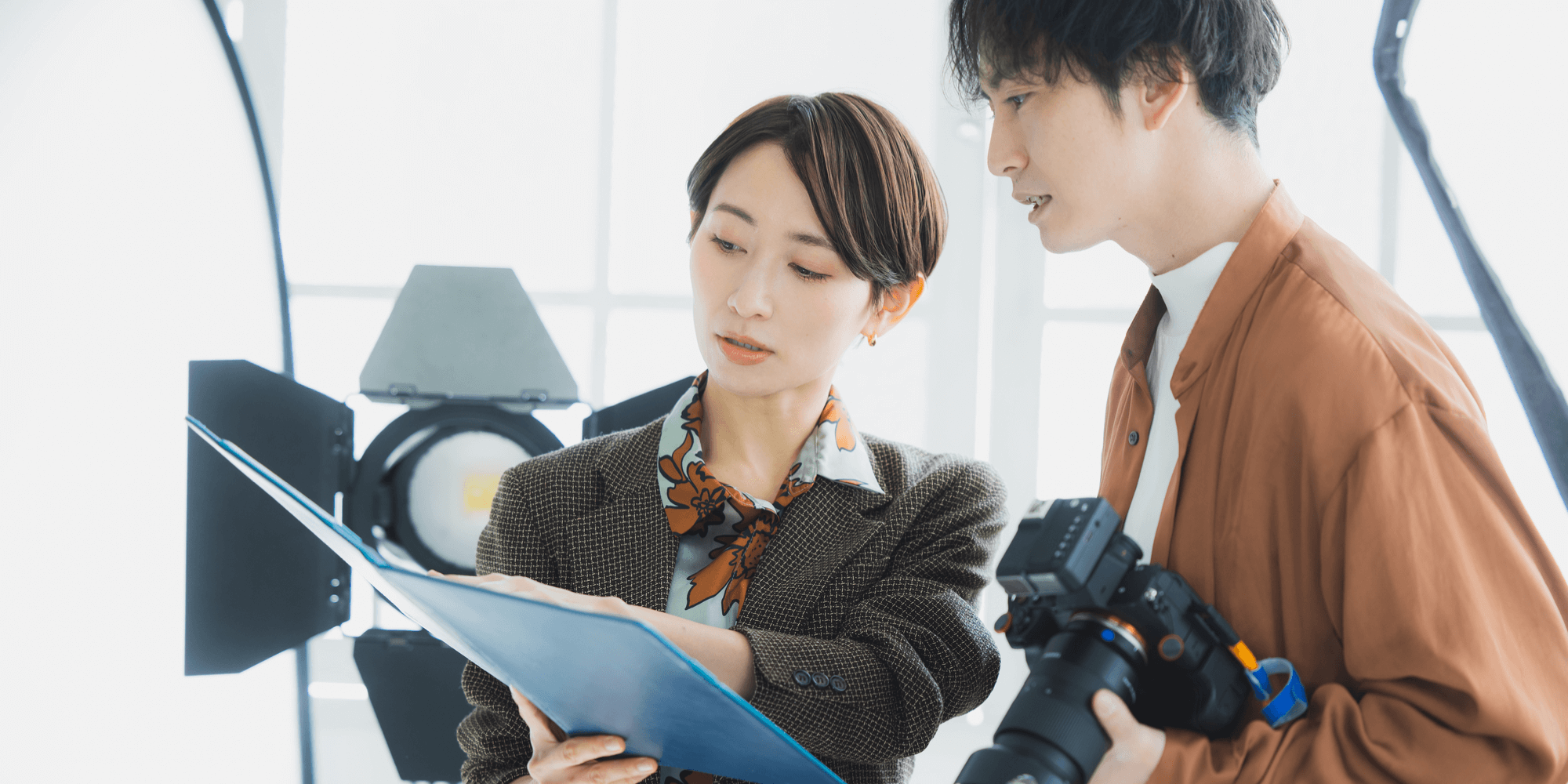 打ち合わせをしている社員のイメージ写真